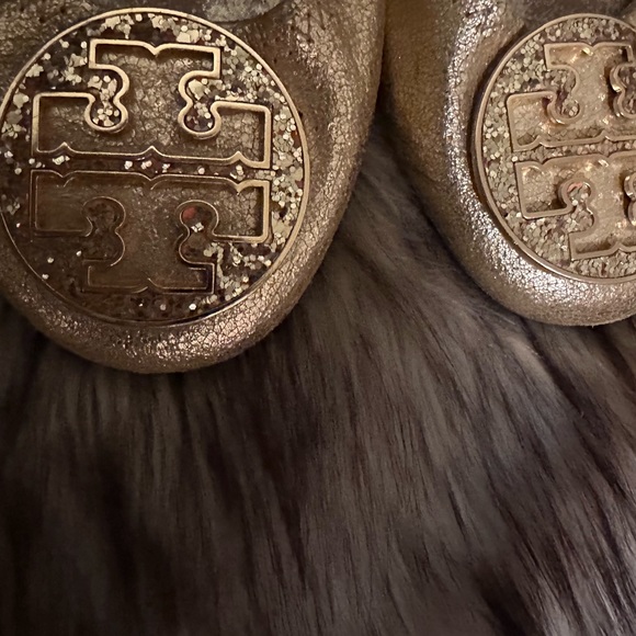 Tory Burch gold leather flats RARE TB logo with bling. Great condition! - Picture 3 of 8